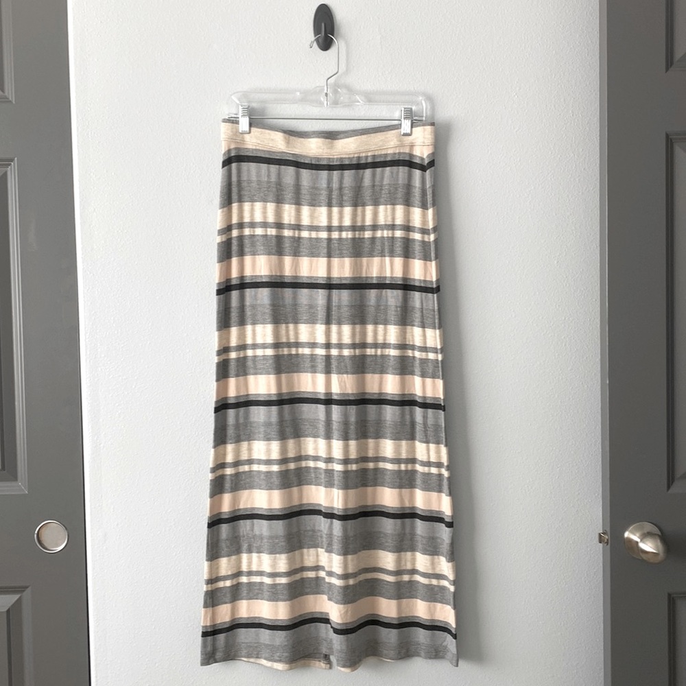 3 for $10 ✨HP✨Jessica Simpson blue and tan striped maxi skirt soft back slit